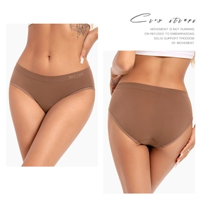 Detail view of seamless low-waist panties in brown with breathable high-elasticity fabric