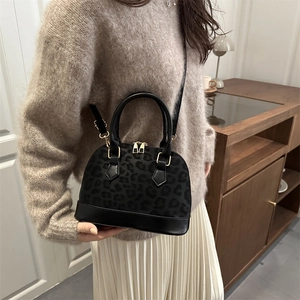 Sac à main bandoulière noir à motif léopard avec accessoires dorés et bandoulière