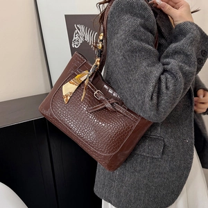Borsa tote marrone scuro stampa coccodrillo con elegante foulard di seta decorativo