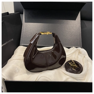 Sac hobo marron brillant dans son coffret cadeau noir avec boucle dorée et bandoulière