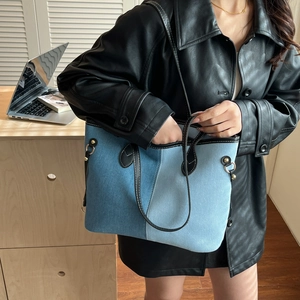 Sac fourre-tout rétro en patchwork de denim avec anses en cuir noir et détails dorés