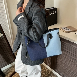 Grand sac cabas bicolore en toile denim bleu avec anses élégantes en cuir noir