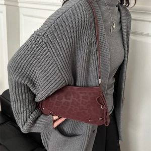 Sac à main bordeaux vintage imprimé léopard avec nœud et rivets argentés