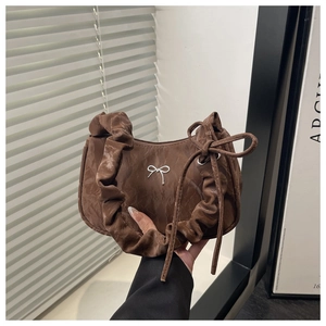 Détail du sac froncé marron foncé avec noeud métallique et texture à cordon souple