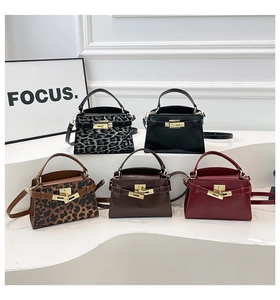 Collection de sacs à main élégants en divers coloris avec motifs crocodile et léopard
