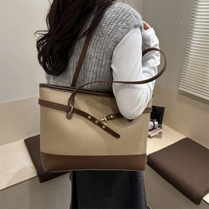 Two-tone tote bag with lychee texture and gold hardware for office commuters