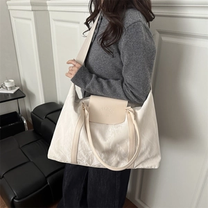 Sac de voyage beige grande capacité avec détails en cuir et bandoulière