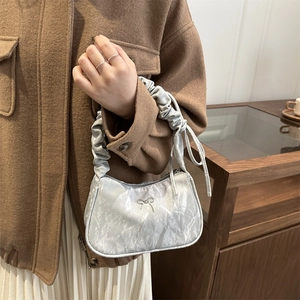 Sac à bandoulière argenté plissé avec cordon de serrage et détail papillon en métal