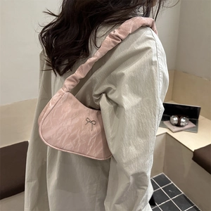 Sac à bandoulière rose avec boucle papillon argentée et anse froncée élégante