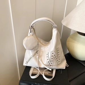 Niche Design Glanzend PU Leer Grote Capaciteit Hobo Rugzak Voor Dames Studs Letter Mode Schoudertas Met Muntenzakje