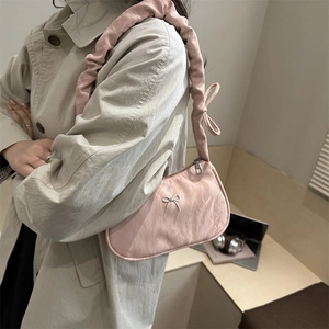 Sac baguette rose plissé avec papillon argenté et bandoulière à volants