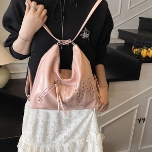 Roze lakleren hobo tas met metalen klinknagels en decoratieve zilveren ritsdetail