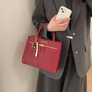 Sac à main rouge minimaliste avec texture en V et perles décoratives pour femmes