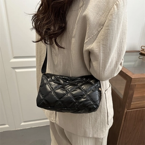Sac bandoulière matelassé noir pour femme avec finition brillante et détails dorés chics