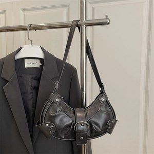 Schwarze Vintage-Unterachseltasche aus Leder mit Nieten und Halbmond-Design
