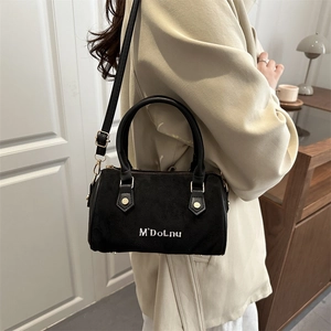 Sac Boston noir en daim rétro avec broderie blanche et détails dorés pour femme