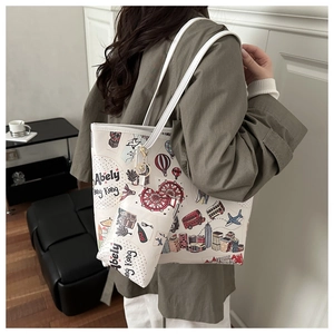 Dettaglio della borsa tote con illustrazioni urbane colorate e astuccio coordinato