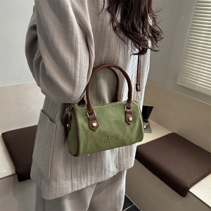 Sac Boston rétro en daim vert avec poignées en cuir marron et bandoulière réglable