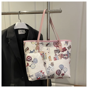 Dettaglio della borsa tote con stampa Hong Kong e pochette abbinata con orsetto