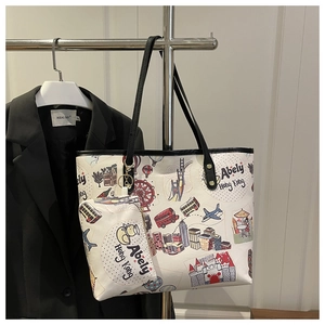 Dettaglio del set di borse tote con illustrazioni di Hong Kong e piccola borsa coordinata