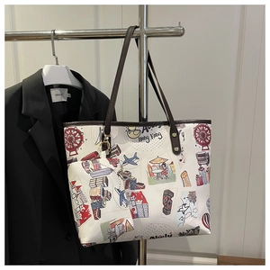 Dettaglio della borsa tote stampata con graffiti di viaggio colorati e mini pochette