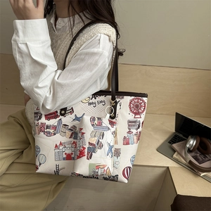 Borsa tote con graffiti a tema Hong Kong, pochette e manici in pelle marrone
