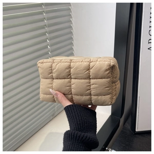 Detailansicht der khakifarbenen gesteppten Kosmetiktasche mit weicher Puffer-Textur und RV