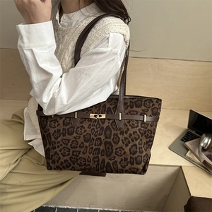 Sac fourre-tout vintage léopard en daim avec fermoir doré et bandoulières en cuir marron