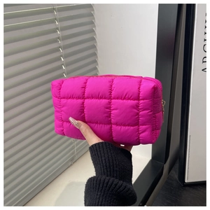 Detailansicht der gesteppten Kosmetiktasche in Pink mit Reißverschluss und Daunen-Optik