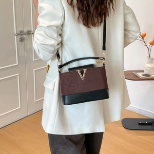 Minimalist two-tone crossbody handbag with metal V logo and classic quilted stitching