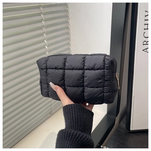 Schwarze gesteppte Kosmetiktasche aus Nylon mit Daunenfüllung und goldenem Reißverschluss