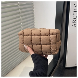 Detailansicht der braunen gesteppten Handtasche mit flauschiger Polsterung und Reißverschluss