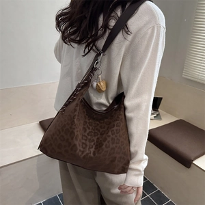 Sac hobo imprimé léopard tendance avec grande capacité et bandoulière en cuir marron