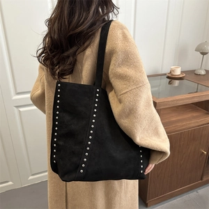 Sac cabas rétro en daim noir avec rivets, grand sac à épaule de capacité pour femme