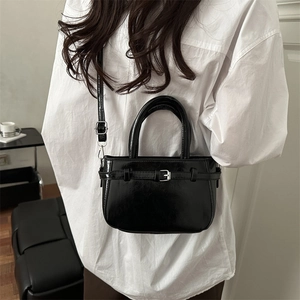 Mini sac carré rétro en cuir verni noir avec boucle décorative et poignée chic