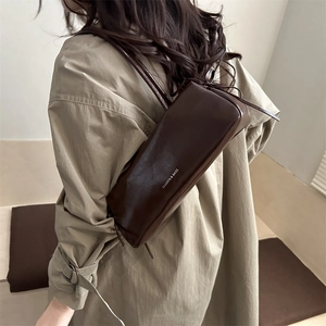 Borsa a spalla rettangolare marron scuro lucida con scritta fashion bianca stile minimalista