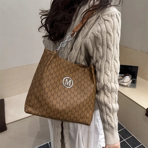 Borsa tote marrone monogramma con logo M e tracolla a catena per pendolari alla moda