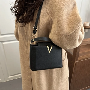Sac à main classique en cuir noir avec logo V doré et bandoulière réglable pour femmes