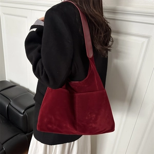 Schicke weinrote matte Hobo-Tasche mit großem Fassungsvermögen und Lederriemen für Damen