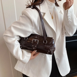 Retro Schultertasche aus braunem Lackleder mit silbernen Schnallen für Damen