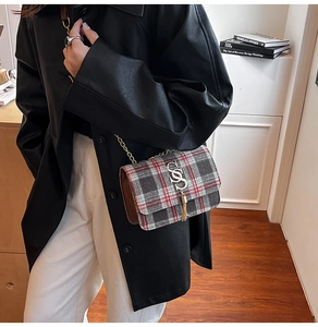 Détail du sac bandoulière en tweed écossais avec logo S doré et pompon métallique