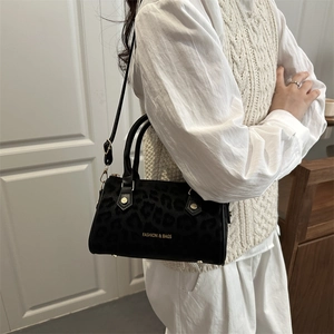 Sac Boston à motif léopard avec lettrage doré et bandoulière réglable pratique