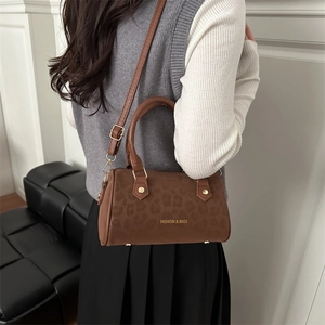 Sac Boston vintage à motif léopard marron avec doubles poignées et bandoulière
