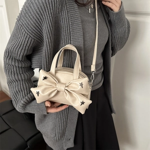 Mini borsa a mano crema con fiocco grande e borchie a stella, borsa a tracolla da donna
