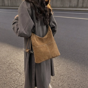 Sac fourre-tout vintage en daim marron avec surpiqûres blanches et bandoulière