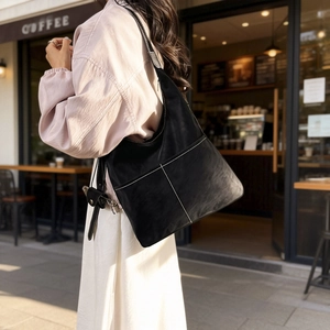 Sac cabas hobo rétro noir en daim avec surpiqûres contrastées en style urbain extérieur