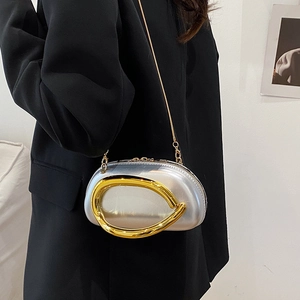 Silberne ovale Kettentasche mit goldener Schnalle und Metallic-Finish für Damen