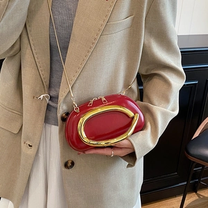 Rote Lackleder-Minitasche mit goldener C-Kette für Damen im modischen Retro-Stil