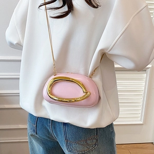 Rosa glänzende Lackleder Umhängetasche mit goldenem Metallring und eleganter Kette