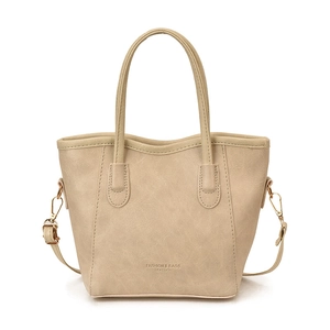 Elegante bolso de cubo beige con textura de lichi y logotipo de moda en fondo blanco